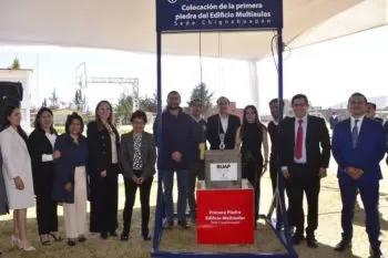 Lilia Cedillo coloca la primera piedra de edificio Multiaulas en el Complejo Regional Norte de la BUAP