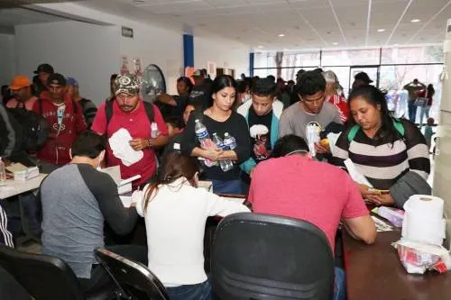 Llegan 550 migrantes, a cinco les retiran armas punzocortantes