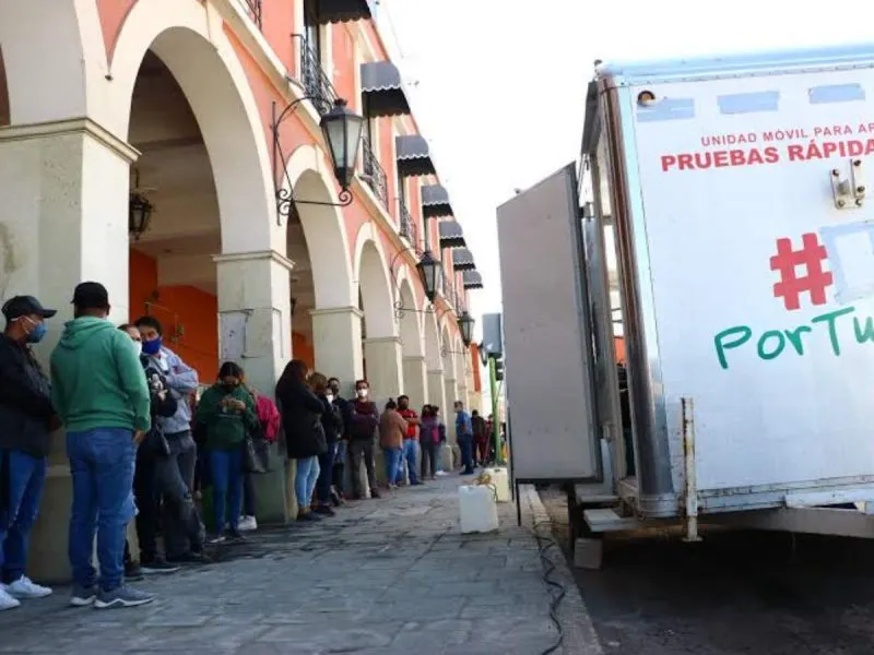 Pachuca registra largas filas por pruebas covid-19
