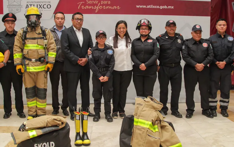 DIGNIFICA-ARIADNA-AYALA A-CUERPO-DE-BOMBEROS