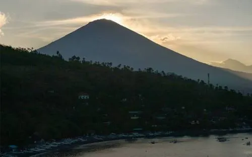 Suman 135 mil evacuados en Bali ante inminente erupción volcánica
