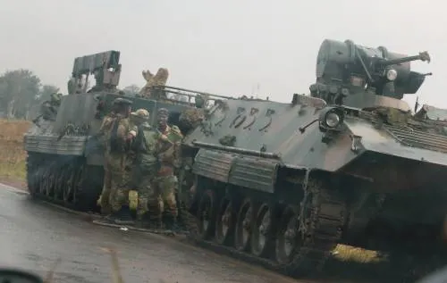 Tensión en Zimbabue: Convoy de tanques blindados ingresan a la capital del país