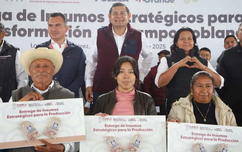 gob-pue-entrega-apoyos-campo-huatlatlauca