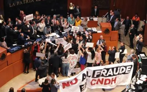 Entre empujones, Rosario Piedra rinde protesta como presidenta de la CNDH