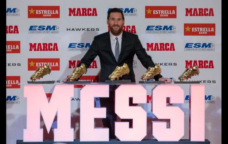 El argentino Lionel Messi, del Barcelona, posa para los medios tras recibir su quinta Bota de Oro en Barcelona, EspaÃ±a. AP/J. Monfort