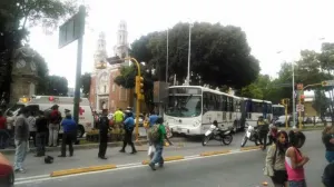 Por intentar ganarle al Metrobús, muere ciclista atropellado