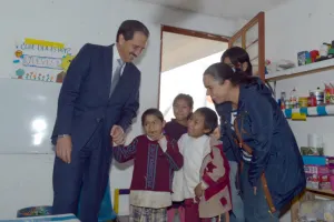 Rector BUAP reconoce labor social de alfabetizadores
