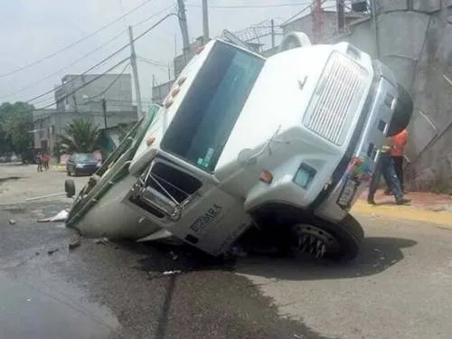 Enorme socavón “se traga” pipa con agua