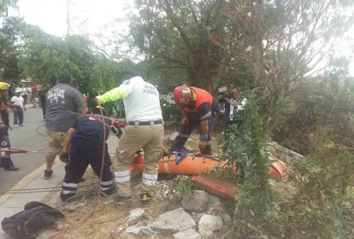 Rescatan a dos hombres que cayeron a una barranca en la colonia Historiadores