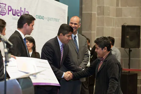 Entrega Rivera Pérez recursos a jóvenes emprendedores