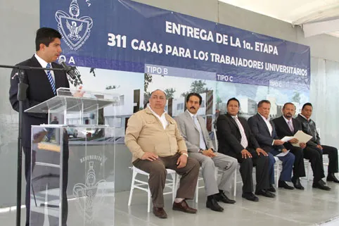 Ayuntamiento colabora con la BUAP en la entrega de viviendas