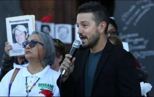 Diego Luna acude a Palacio Nacional con familiares de desaparecidos