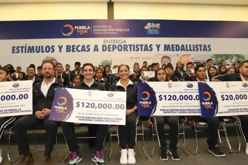 Dinorah López reconoce a deportistas y medallistas poblanos