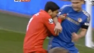 Liverpool multa a uruguayo por morder a su rival
