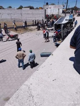 Muere pasajera en volcadura de un autobús en Tepeaca