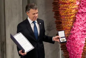 Presidente de Colombia recibe Nobel de la Paz