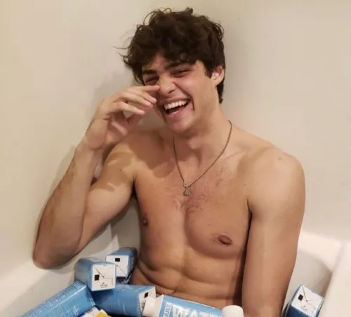 Dejate enamorar por la sonrisa y el abdomen de Noah Centineo