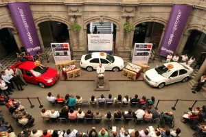 Rivera Pérez entrega premios del Sorteo Predial 2013 a contribuyentes