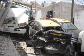 Camión se queda sin frenos, embiste autos y derriba un poste de luz en la colonia Héroes del 5 de Mayo