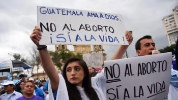 Guatemala prohíbe matrimonio homosexual y eleva penas por aborto