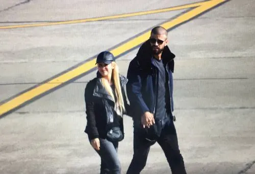Piqué y Shakira llegaron a Argentina para la boda de Messi