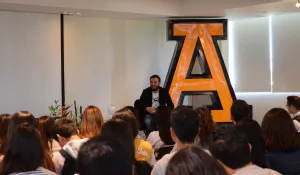 Director de Archer Troy imparte cátedra en la Anáhuac