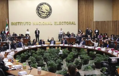Instala INE Comisión que organizará al menos un debate entre contendientes a Gubernatura de Puebla