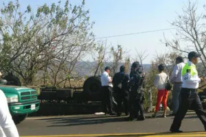 Volcadura deja saldo de un muerto y 12 soldados lesionados