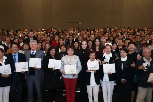 Trabajadores de la Secretaría de Salud reciben reconocimientos por años de servicio