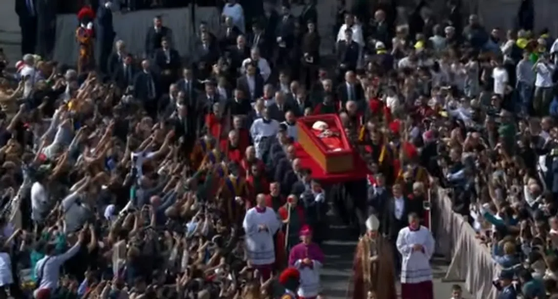 Miles de fieles despiden al papa Francisco en emotiva ceremonia en San Pedro