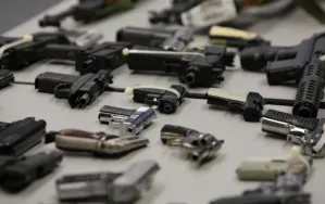 Premian con pensión a ex edil que traficaba armas a México