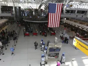 Simpatizante de Trump patea a mujer musulmana en aeropuerto