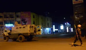 Al Qaeda se atribuye atentados en Burkina; reportan rehenes y muertos