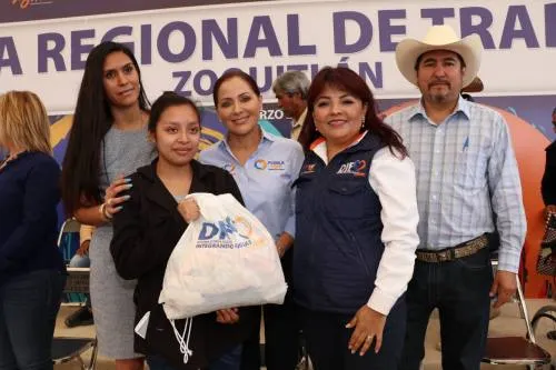 Dinorah López brinda apoyos a las familias de Zoquitlán