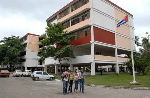 Universidad de Managüey reconoce labor académica del rector de la BUAP