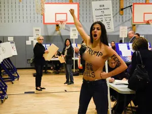 VIDEO: Mujeres en topless irrumpen casilla donde votó Trump