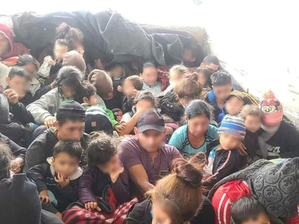 Hacinados y deshidratados rescatan a 33 niños migrantes