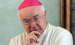 Arrestan a ex nuncio por cargos de pederastia