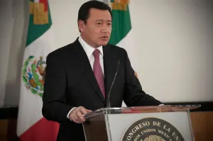 Entrega Osorio paquete del tercer informe de EPN al Congreso