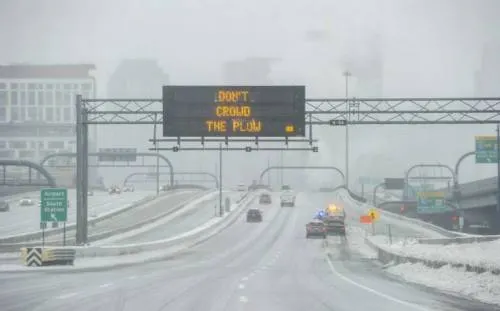 Tres muertos y más de mil vuelos cancelados en EU por tormenta de nieve