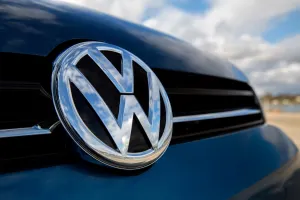 VW logra acuerdo por 14 mil mdd con propietarios de autos con contaminantes