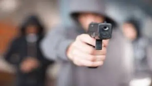 Detienen a presunto asaltante de cuentahabientes en Plaza Dorada
