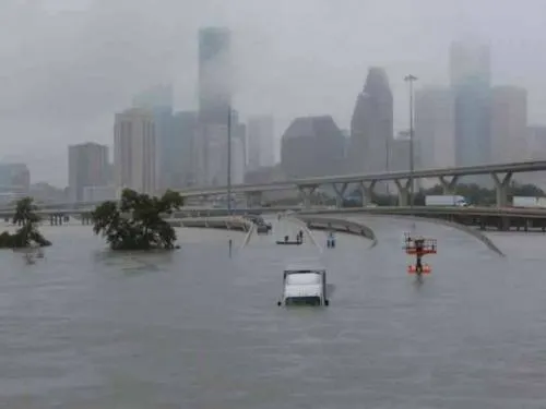 Trump viajará el martes a Texas para evaluar daños de “Harvey”