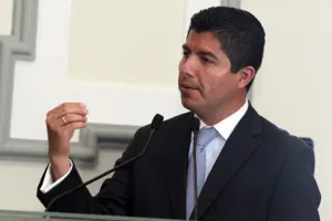 Recula Eduardo Rivera y ordena retiro de propaganda del centro histórico