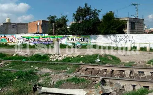Hallan cuerpo de hombre a un costado de las vías del tren en San Pablo Xochimehuacan