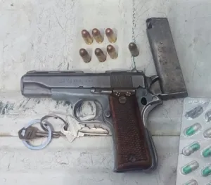 Policía estatal asegura a sujeto en posesión de auto robado