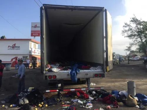 Rescatan a 134 migrantes encerrados en tráiler en Veracruz