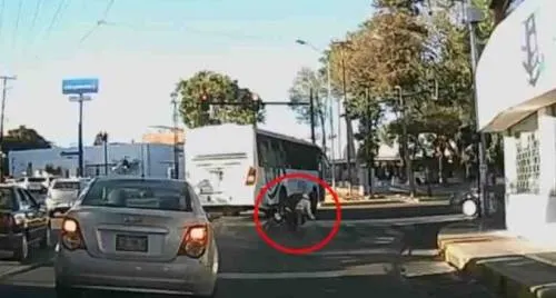 RUTA embiste a motociclista en Bulevar 5 de mayo
