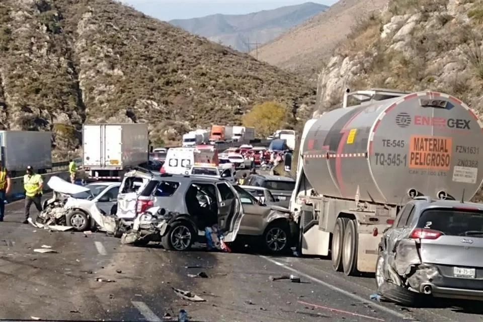 Tráiler sin frenos provoca carambola en carretera de Coahuila