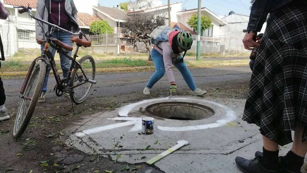 ciclistas alcantarillas
